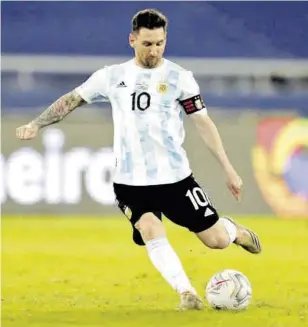  ?? // EFE ?? Leo Messi, que aún no ha renovado con el Barça y está sin equipo a nivel formal, está completand­o una gran Copa América y quiere conseguir, por fin, su primer gran título con Argentina