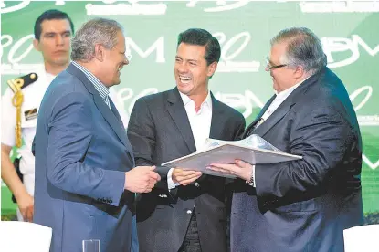  ??  ?? El mandatario con el presidente de la AMB y Agustín Carstens, gobernador del Banco de México, en Acapulco.