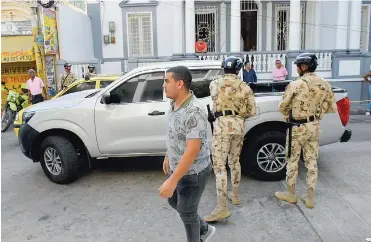  ?? FOTOS HANSEL VáSQUEZ ?? Dos soldados de la Segunda Brigada custodian una de las camionetas que trasladaro­n a los capturados.