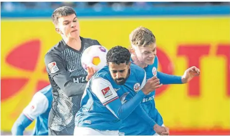  ?? FOTO: IMAGO IMAGES ?? SVE-Abwehrchef Frederik Jäkel (schwarz-weißes Trikot) wird seiner Mannschaft auf jeden Fall gegen den FCK fehlen – ein Verlust.