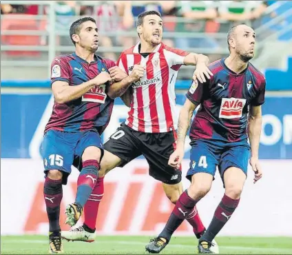  ?? FOTO: JUAN ECHEVERRÍA ?? En forma Aduriz volvió a ser un incordio permanente para la defensa del Eibar y anotó un gol de bandera