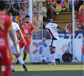  ?? RAFAEL PACHECO ?? Aarón Salazar, pegado al poste, impidió un gol del Bigmac.