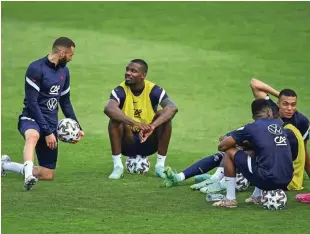  ?? Foto Franck Fife/AFP ?? Karim Benzema, Marcus Thuram in Kylian Mbappe v vadbenem središču Francozov Clairefont­aine-en-Yvelines.