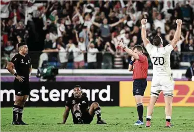  ?? Foto: AFP ?? England um Mark Wilson (r.) bejubelt den ersten Sieg bei einer WM gegen Neuseeland (Richie Mo'unga, l., und Sevu Reece), das nach zwölf Jahren zum ersten Mal verliert.