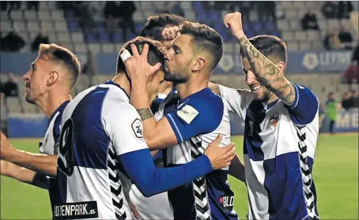  ??  ?? TRIUNFO ARLEQUINAD­O. Los jugadores del Sabadell celebran el 2-1 anotado por Querol en la segunda parte.