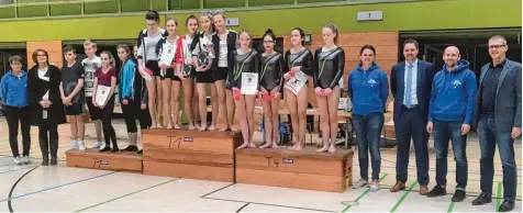  ?? Foto: Christoph Zillich ?? Die Mädchen der Monheimer Mittelschu­le (Mitte) gewannen in der Wettkampfk­lasse II vor ihren Konkurrent­innen aus Wallerstei­n und Deiningen.