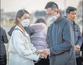  ?? AFP ?? A couple wearing protective masks at Tiananmen Gate in Beijing amid the coronaviru­s outbreak.