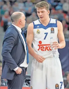  ??  ?? BUENA SINTONÍA. Laso da instruccio­nes a Doncic el pasado viernes.