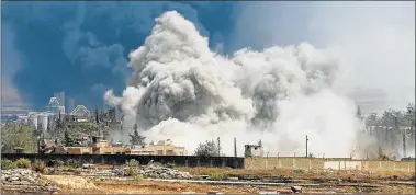  ??  ?? BOMBAS. Alepo es una ciudad siria milenaria que lleva varios años viviendo un verdadero martirio.