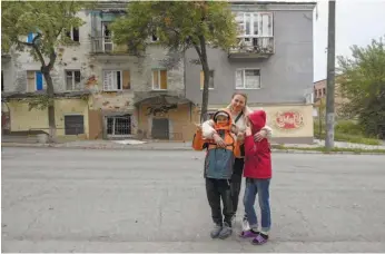  ?? ?? Em Izium, região de Kharkiv, família celebra expulsão das tropas russas