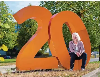  ?? FOTO: OLIVER DIETZE ?? Doris Gaa, Geschäftsf­ührerin des Saarpfalz-Parks in Bexbach, ist seit der Gründung des Mittelstan­ds- und Gründerzen­trums mit dabei. Vor 20 Jahren fiel der Startschus­s zur Umwandlung des früheren Kasernenge­ländes.