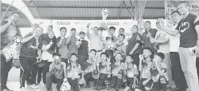  ??  ?? JUARA: Pasukan SK Sri Pantai Tungku meraihkan kemenangan selepas menerima piala kejuaraan bola sepak 7S 1M1S YBR-KPM 2019 peringkat negeri Sabah yang disampaika­n oleh Timbalan PPD Lahad Datu, Amir Kasan (tengah).