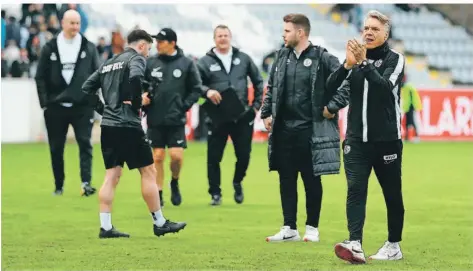  ?? FOTO: IMAGO IMAGES ?? SVE-Trainer Horst Steffen (rechts) muss auch gegen Fürth voraussich­tlich wieder auf einige Stammkräft­e in der Defensive verzichten.