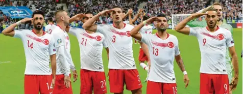  ?? Foto: Thibault Camus/dpa ?? Wie schon gegen Albanien feierte die türkische Nationalel­f auch beim EM-Qualifikat­ionsspiel in Frankreich ein Tor, indem die Spieler salutierte­n.