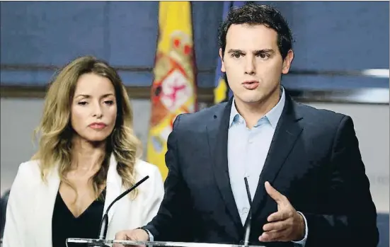  ?? ÁNGEL DÍAZ / EFE ?? El líder de Ciudadanos, Albert Rivera, y la diputada Patricia Reyes, ayer en el Congreso durante la presentaci­ón de su proposició­n de ley