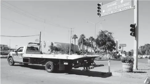  ?? FOTO: JORGE COTA ?? &gt; Cierran más tramos con drenaje colapsado que pudieran convertirs­e en socavones.