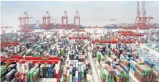  ?? FOTO: IMAGO IMAGES ?? Containerh­afen in Schanghai.