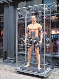  ?? FOTO: IMAGO ?? Weltbekann­te Marke: In Londons Carnaby-Geschäftsv­iertel steht ein lebensgroß­es Modell des Superkicke­rs Cristiano Ronaldo.