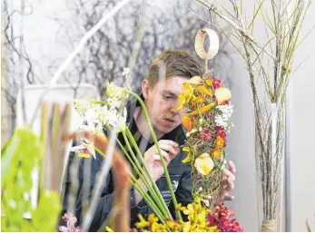  ?? FOTO: FRANK ERPINAR ?? Maximilian Martin vertrat die Farben Deutschlan­ds als Florist bei den 44. WorldSkill­s in Abu Dhabi. Seine guten Leistungen wurden mit einem siebten Platz und einer Medaille belohnt.