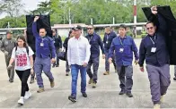  ?? ?? El mandatario colombiano, Gustavo Petro (centro), al llegar a Caucasia, el pasado lunes.