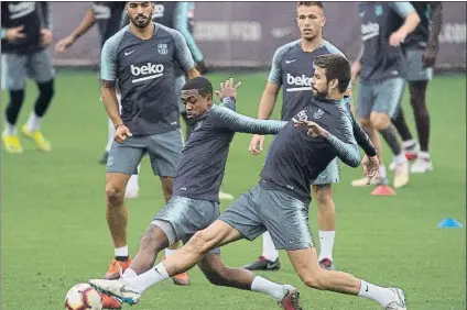  ?? FOTO: PERE PUNTÍ ?? Intensidad Piqué y Malcom disputan un balón ante la atenta mirada de Arthur y de Luis Suárez