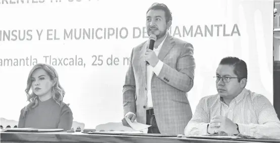  ?? CORTESÍA: AYUNTAMIEN­TO DE HUAMANTLA ?? El alcalde de Huamantla, Salvador Santos Cedillo, firmó un convenio de colaboraci­ón para la gestión y regulariza­ción del suelo