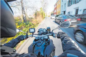 ?? SYMBOLFOTO: DPA ?? In Biker-Kreisen war der Angeklagte für seine riskanten Motorradfa­hrten bekannt, die er bei Youtube hochgelade­n hatte.