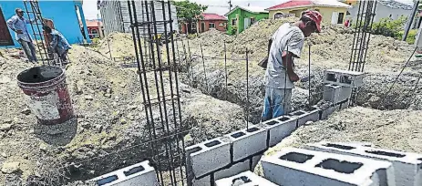  ??  ?? REPUNTE. Expertos atribuyen crecimient­o a una mayor dinámica en el sector vivienda, comercial y de servicio.