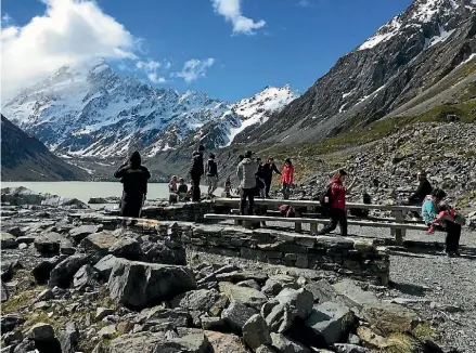  ?? MARTIN VAN BEYNEN ?? Aoraki/Mt Cook is a must-see for tourists but parking is an issue.