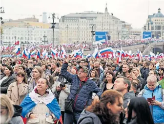  ?? [ Reuters ] ?? Vor dem Kreml feiern die Putin-Anhänger die Ambitionen für ein „großes Russland“.