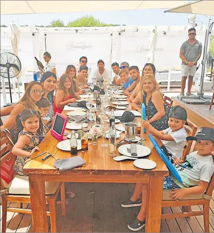  ?? FOTOS: REDES SOCIALES ?? Messi en la cabecera en un megaalmuer­zo familiar en Blue Marlin, en Ibiza. PATER FAMILIA.