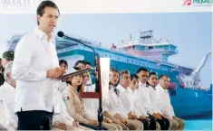  ??  ?? El presidente Enrique Peña Nieto encabezó en Ciudad del Carmen, Campeche, la ceremonia por el 79 aniversari­o de la Expropiaci­ón Petrolera.