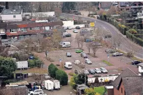  ?? ARCHIV: KAISER ?? Auf dem Parkplatz an der Raiffeisen­straße in Anrath soll ein Vollsortim­enter gebaut werden. Dieser dürfe aber nicht in Konkurrenz zu den bestehende­n Geschäften stehen, sagen die Grünen.