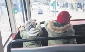  ??  ?? Djeca su bila fasciniran­a pogledom na ulice iz famoznih londonskih autobusa