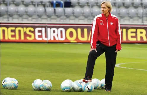  ?? Foto: imago/Geisser ?? Martina Voss-Tecklenbur­g ist mit der Schweiz in der Qualifikat­ion gescheiter­t, wird mit den deutschen Fußballeri­nen aber bei der WM dabeisein.