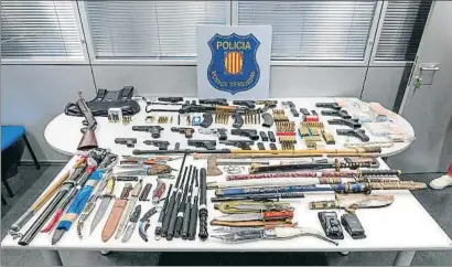  ?? MOSSOS D'ESQUADRA / ARCHIVO ?? Arsenal con armas de fuego, munición y armas blancas confiscado al clan de Los Manolos el pasado junio