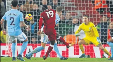  ??  ?? GOLAZO. Mané remata tras el fallo de Otamendi para marcar el tercer gol del Liverpool al City.