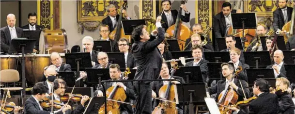  ??  ?? Die Wiener Philharmon­iker spielten unter der Leitung von Philippe Jordan in voller Orchesters­tärke.