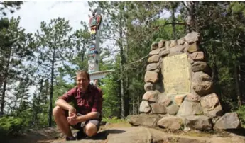  ?? DANIEL OTIS PHOTOS ?? Guide Vince Ouimet at the cairn that was erected in Tom Thomson’s memory on Canoe Lake.