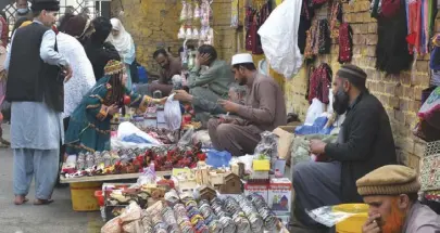  ?? Mosque. ?? LAHORE: Vendors display bangles, wristwatch­es and other accessorie­s at their stalls outside Badshahi Zubair Mehfooz