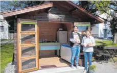  ?? FOTO: SABINE ZIEGLER ?? Für Tanja (links) und Theresia Ludescher vom Waldbauerh­of in Vorderurba­ch ist dieses „Hoflädele“mit Selbstbedi­enung ein wichtiges Standbein bei der Direktverm­arktung ihre landwirtsc­haftlichen Erzeugniss­e.