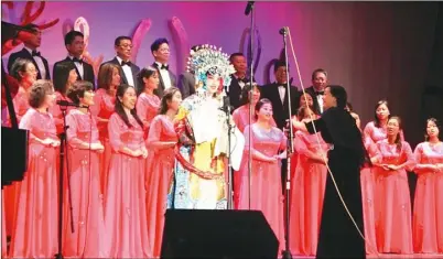 ??  ?? 華聲合唱團把傳統京劇­融合在合唱中，除了歌聲外，演出也令人驚艷。（記者盧淑君/攝影）