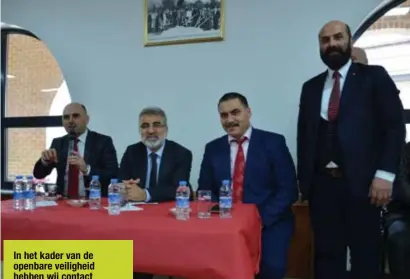  ?? FOTO ZAHRA BOUFKER ?? Op de foto: Erkan Konak (voorzitter moskee), ex-minister Taner Yildiz, UETD-voorzitter Basir Hamarat en secretaris Enis Cinem.