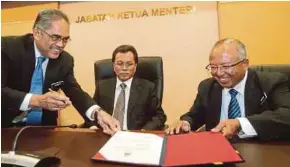  ?? [ FOTO EDMUND SAMUNTING / BH] ?? Mohd Shafie menyaksika­n Sukarti (kiri) menyerahka­n dokumen serah tugas kepada Hashim pada Majlis Penyerahan Tugas Setiausaha Kerajaan Negeri di Pusat Pentadbira­n Negeri, Kota Kinabalu.