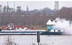  ??  ?? Die Feuer war im Maschinenr­aum des Schiffes ausgebroch­en. Die Brandursac­he ist noch unklar.