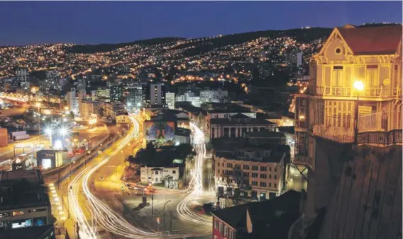  ??  ?? El alcalde nocturno de Valparaíso presentó su renuncia tras ser denunciado por irregulari­dades en su administra­ción.