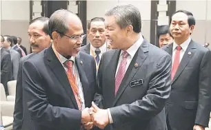  ?? — Gambar Bernama ?? BERBINCANG: Ahmad Zahid (dua kanan) berbincang dengan Menteri Kedua Perumahan dan Pelanconga­n Singapura, Masagos Zulkifli Masagos Mohamad ketika AMMTC kali ke-10 di Kuala Lumpur, semalam.