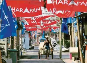  ?? PIC BY HAIRUL ANUAR RAHIM ?? It’s a ‘flag war’ in Tanjung Piai.