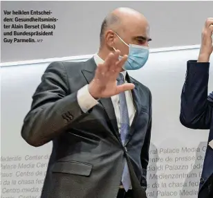  ?? AFP ?? Vor heiklen Entscheide­n: Gesundheit­sminister Alain Berset (links) und Bundespräs­ident Guy Parmelin.