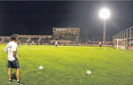  ?? FOTOS: ARCHIVO LA NUEVA. ?? El Fortín, donde habitualme­nte se practica y juega fútbol, contendrá un partido internacio­nal de rugby el 11 de febrero.